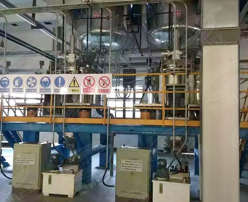 Hydraulic lifting vacuum reactor